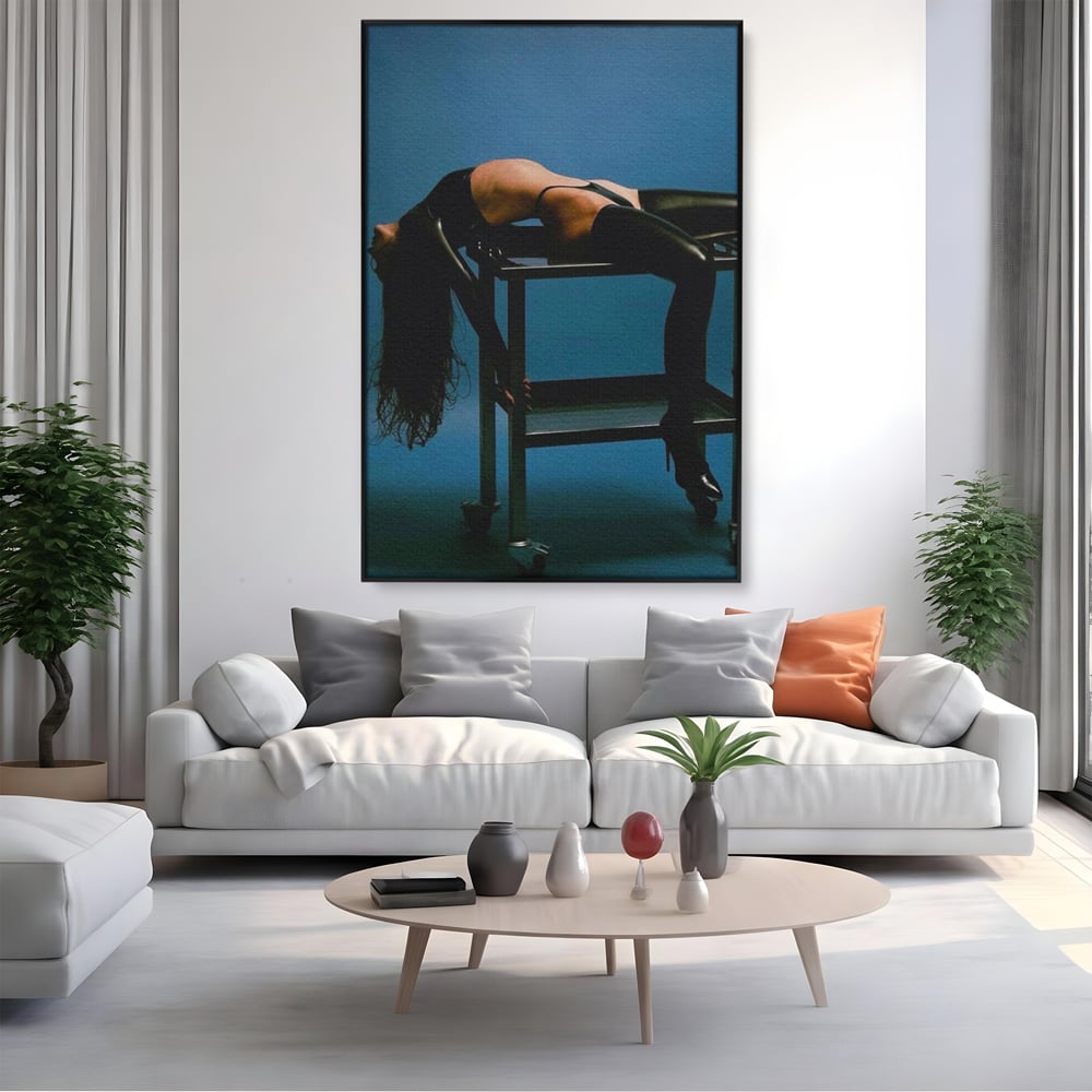 Tablou canvas cu tablou canvas cu silueta curbata pe masa, in rama de aluminiu negru, pe perete intr-un living